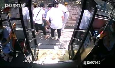 司機(jī)幫扶摔倒乘客 老人送手寫信點贊