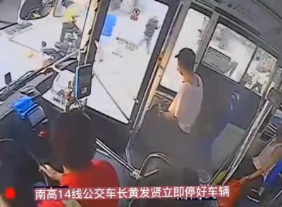 女子被壓車底 眾人抬車救出