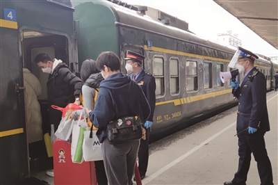 佛山火車站客運(yùn)值班員何綿華：讓每位旅客安全踏上返鄉(xiāng)路