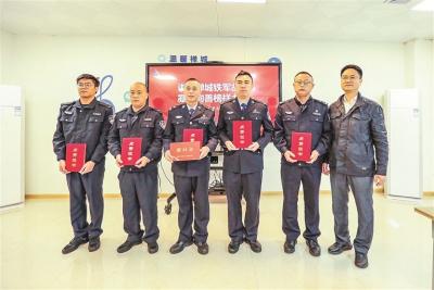 禪城公安5名警輔人員獲頒“點(diǎn)贊證書(shū)”