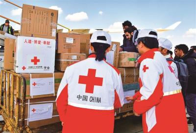 中国救援队在土耳其地震灾区采取多种方式开展救援
