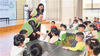 佛山市生態(tài)環(huán)境局高明分局“蒲公英”宣教團隊走進幼兒園