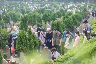 鮮花祭祀成主流 清明祭掃更“清明” 