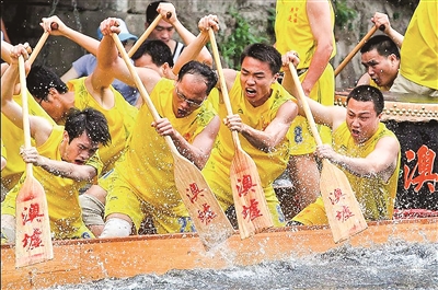 澳邊圣塘墟龍船隊：鼓點“醒”龍船 劃槳備戰(zhàn)忙