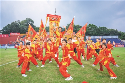 萌娃上演佛山功夫 為比賽助威鼓勁