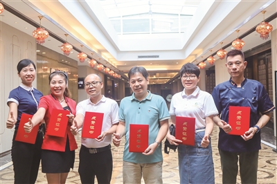 一男子在三水等位就餐時(shí)突發(fā)心臟驟?！忻窈狭仍苴A生命接力