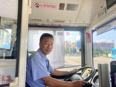  路遇私家車自燃 高明公交司機(jī)緊急停車救火