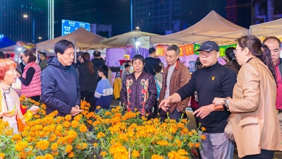 行花街購(gòu)年貨 將濃濃年味帶回家