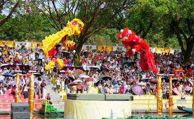 國慶假期首日，佛山各大景區(qū)商圈游人如織