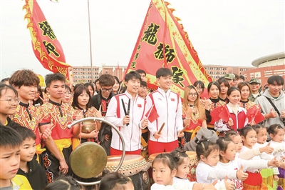 巴黎奧運(yùn)會冠軍李越宏、劉宇坤現(xiàn)身佛職院