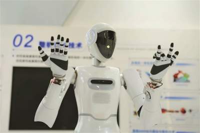 美的人形機器人首次亮相