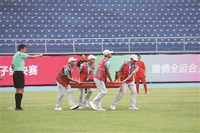 “小海豚”志愿者躍動(dòng)綠茵場
