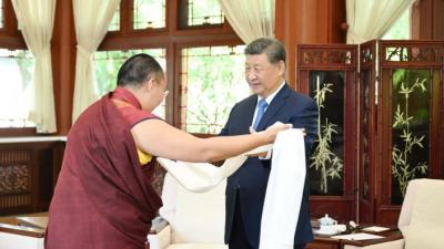 習近平接受班禪額爾德尼·確吉杰布拜見
