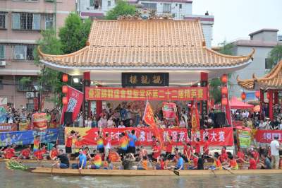 圣堂龍船隊(duì)獲疊滘龍船漂移大賽“L彎”冠軍