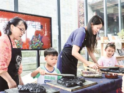 佛山“年画女侠” 刘钟萍入选2024“中国非遗年度人物”
