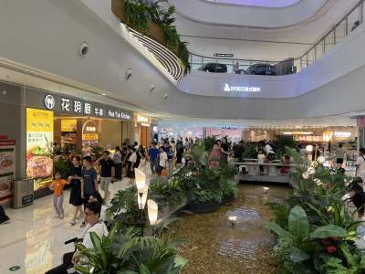 “躲进”商场清凉过夏天