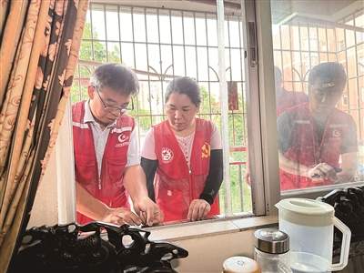 为困难群众装纱窗 筑牢“防蚊安全网”